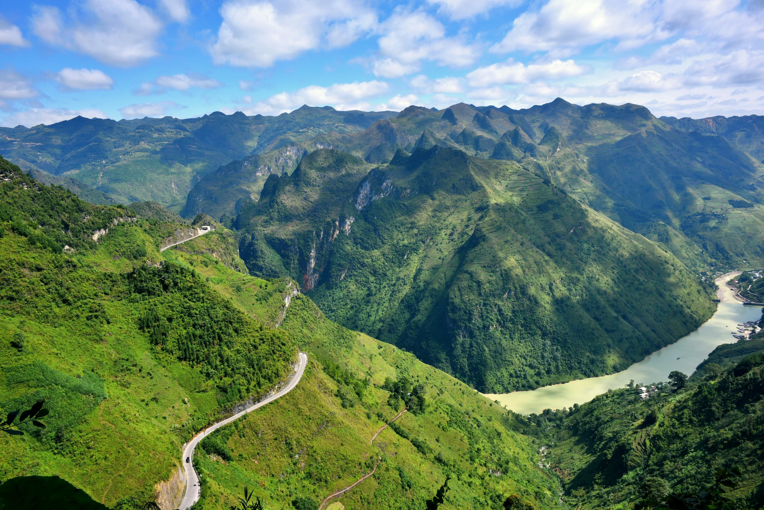 HA GIANG – VIETNAM’S DRAMATIC STONE PLATEAU & ULTIMATE ADVENTURE DESTINATION